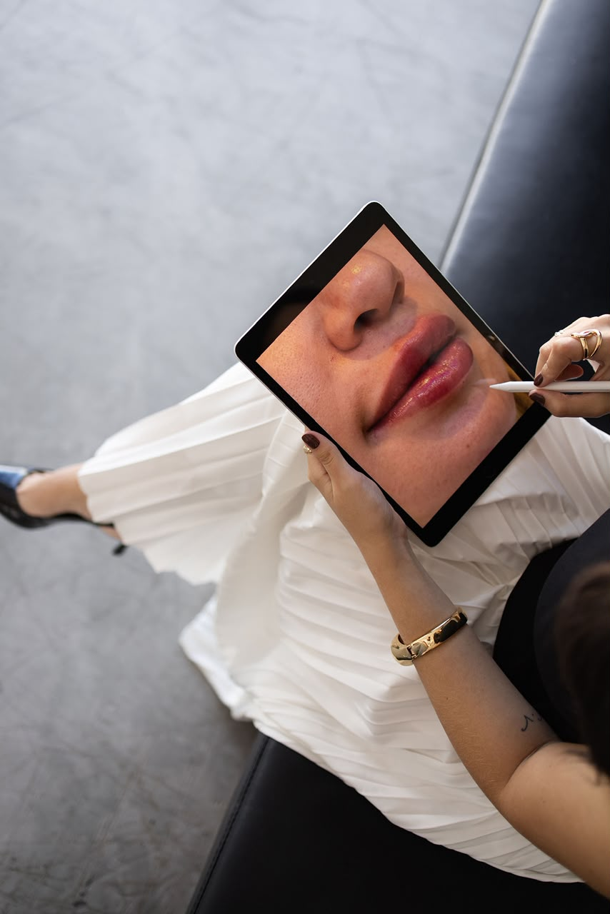 Planejamento digital de preenchimento labial em tablet